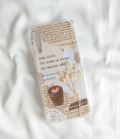 Beige 🤎 themed journal phone case Beige Phone Case Aesthetic, Aesthetic Iphone Case Ideas, Phone Case Scrapbook, Diy Aesthetic Phone Case Ideas, Journal Phone Case, Pakistani Design, Phone Craft, Diy Phone Case Design, Phone Case Diy Paint