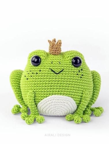 amigurumi FROG crochet pattern Cape Au Crochet, Crochet Bow Ties, Frog Amigurumi, Crochet Crown, Large Crochet Hooks, Crochet Cape, Toys Ideas, Crochet Fairy, Crochet Frog