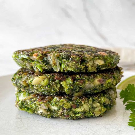 Broccoli Fritters Vegan, Brócoli Recipes, Broccoli Patties, Tapioca Recipes, Broccoli Fritters, Vegan Broccoli, Fritters Recipe, Cutlets Recipes, Fritter Recipes