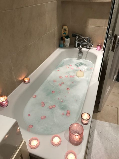 Huge Bathtub, Bathtub Aesthetic, Candles Cozy, Nyc Rooms, Rose Petal Bath, Aesthetic Bath, Bath Aesthetic, Beds For Small Spaces, Spa Time