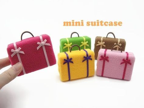 DIY simple doll suitcase Doll Backpack Pattern, Diy Tiny Books, Suitcase Ideas, Doll Suitcase, Dollhouse Bookcase, Mini Suitcase, Accessoires Barbie, Tiny Books, Barbie Miniatures