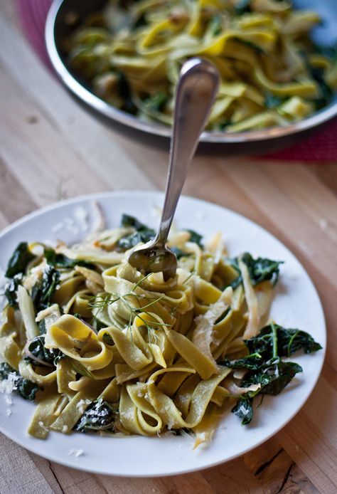 Fennel Pasta with Kale, Lemon, and Chili Flakes - this EASY vegetarian pasta recipe comes together in less time than it takes to cook the pasta! Sautéed onion, lacinato kale, red pepper flakes, garlic, and fresh lemon juice come together to make an easy weeknight dinner. #recipe #fennel #pasta #abeautifulplate #vegetarian Pasta With Fennel, Vegetarian Pasta Recipes Easy, Fennel Pasta, Lacinato Kale, Fennel Recipes, Pepper Recipe, Vegetarian Pasta Recipes, Vegetarian Pasta, Fresh Pasta