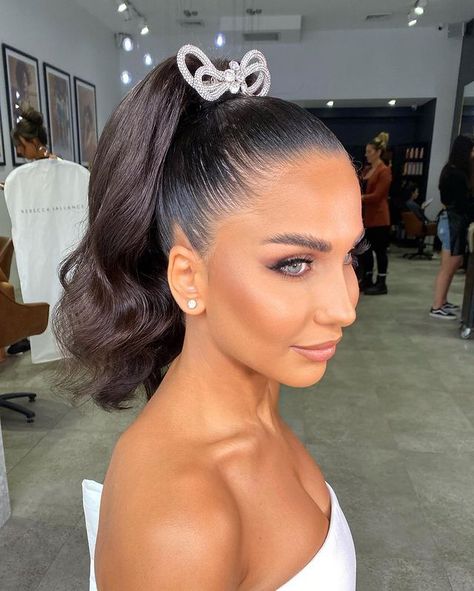 The queen of hairstyling has told us her predicition for this year's wedding hair-do trends. What are you waiting for, head to our website for all the advice you need! Bridal Shower Hair For Bride, Bridal Shower Hair, Wedding Hair Trends, Wedding Hair Styles, 2022 Wedding, Bride Hairstyles, Beautiful Bride, Wedding Hair, Hair Trends