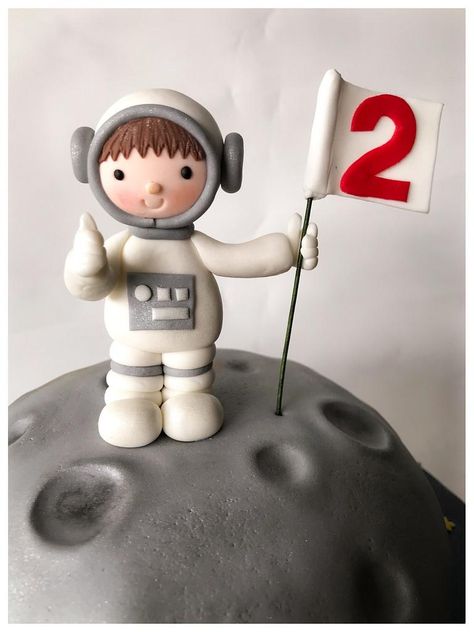 Space Theme Birthday Cake, Planet Cake, Theme Birthday Cake, Fondant Figures Tutorial, 5th Birthday Cake, Clay Bear, Outer Space Party, Space Birthday Party, Space Birthday