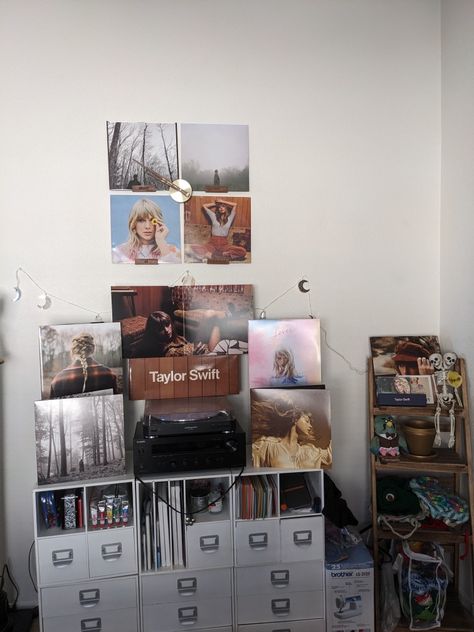 Bedroom Inspo Taylor Swift, Taylor Swift Vinyl Wall, Taylor Coded Room, Swiftie Bedroom Aesthetic, Aesthetic Taylor Swift Room Decor, Swiftie Bedroom, Swiftie Room, Fangirl Room, Taylor Swift Vinyl