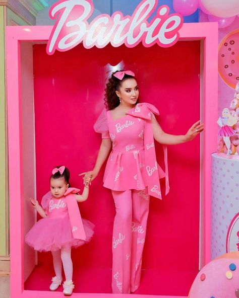 Barbie Photoshoot, Barbie Party Decorations, Barbie Theme Party, Baby Boy Pictures, Barbie Costume, Eyelash Extentions, Barbie Theme, Mommy Daughter, Barbie Birthday