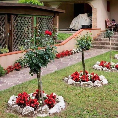 Small Flower Gardens, Front Yard Garden Design, Rock Garden Landscaping, Creative Gardening, Unique Gardens, Garden Yard Ideas, Front Yard Garden, Front Yard Landscaping Design, Garden Stones