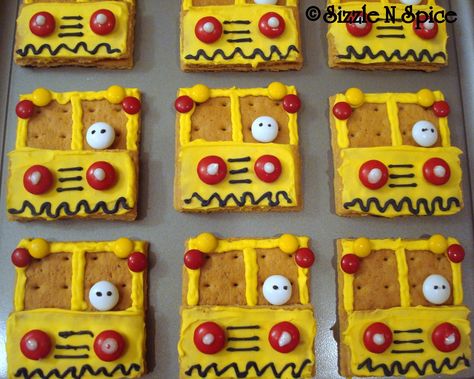 Yellow School Bus Graham Cracker Treats for the First Week of School Graham Cracker Treats, Cracker Treats, School Bus Cake, Bus Cake, Yellow School Bus, School Buses, Kids Treat, School Treats, Magic School Bus