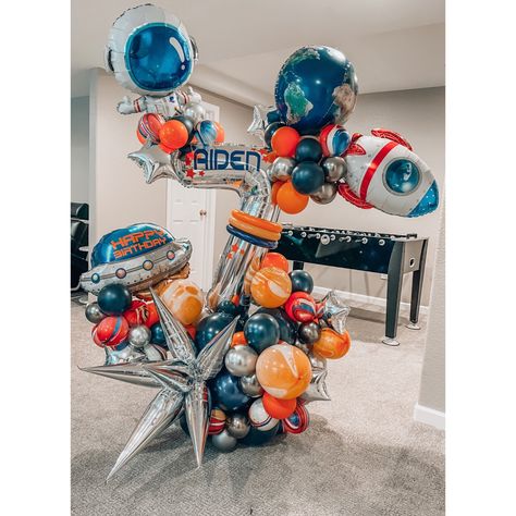 Space Balloon Bouquet, Space Balloon Decor, Balloon Rocket, Balloon Words, Its A Boy Balloons, Space Theme Party, Bee Birthday Party, Magic Day, Diy Balloon Decorations