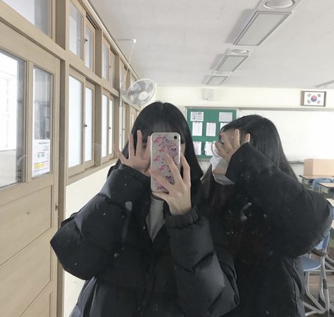 Best Friend School Pictures, Korean School, Korean Friends, Korean Photo, Corak Bunga, Korean Best Friends, 일본 패션, Japanese Lifestyle, I Need Friends