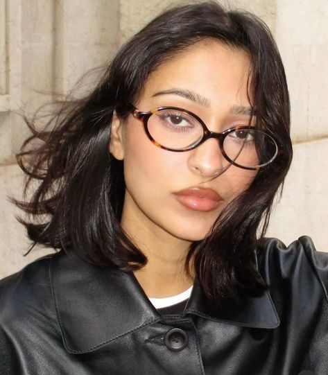 French Glasses Woman, Funky Eyeglasses For Women, 90s Glasses Aesthetic, Cool Glasses Aesthetic, Eyeglasses Outfit, 90s Eyeglasses, Big Eyeglasses, Feminine Glasses, Statement Glasses