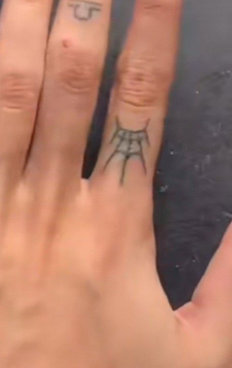 spider web tatto Spiderweb Stick And Poke, Thumb Tattoos, Spider Tattoo, Stick And Poke, Finger Tattoos, Spider Web, Jesus Fish Tattoo, Hand Tattoos, Tatting