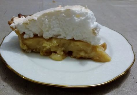 Aunt Ethel's Old-Fashioned Caramel Pie Recipe - Delishably - Food and Drink Old Fashioned Caramel Pie Recipe, Carmel Pie, Caramel Pie Recipe, Caramel Custard, Caramel Pie, Dessert Pie Recipes, Vintage Dessert, Cold Desserts, Custard Pie