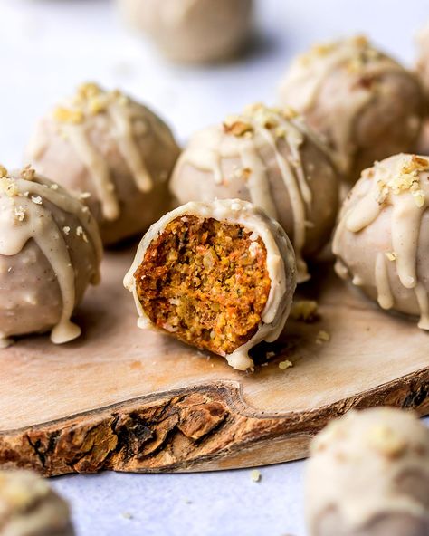 No-Bake Carrot Cake Truffles - Nutriholist Carrot Cake Truffles, Making Pancakes, White Chocolate Recipes, Vegan White Chocolate, Baked Carrots, Raw Cake, Healthy Snacking, Autumn Recipes, Chocolate Chip Pancakes