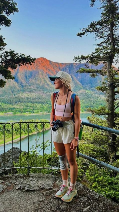 Slay the Trails: Cute Hiking Outfits Summer! ☀️🥾 Girls Hiking Outfit, Granola Outfits Summer, Hiking Outfits Summer, Trail Outfits, Summer Camp Outfits, Outdoorsy Outfits, Best Hiking Pants, Peru Trip, Manifesting 2024