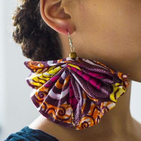 Ideas para hacer pendientes con materiales reciclados - http://ayudaparamanualidades.com/pendientes-con-materiales-reciclados_4122/ Ankara Earrings, Dutch Wax Print, African Accessories, Afrikaanse Mode, African Earrings, Diy Earring, African Necklace, Fabric Earrings, Textile Jewelry