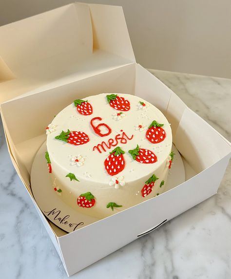 Bento cake for 6 months celebration.  #CakeArt #6MonthsCake #BentoCake #SixMonthsCake #CakeDecor #CakeDesign Cake With Dipped Strawberries, Cake For 6 Months, Strawberry Bento Cake, Bento Box Cake, Bento Tort, Cake With Strawberry, Mini Torte, Dipped Strawberries, Bento Cake