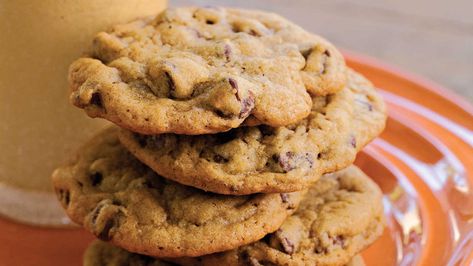 Chewy Chocolate Chip Cookies A Glass Of Milk, Chewy Chocolate Chip, Chewy Chocolate Chip Cookies, Best Chocolate Chip Cookie, Best Chocolate, Delicious Chocolate, Favorite Cookies, Cookie Desserts, Cookies Recipes Chocolate Chip