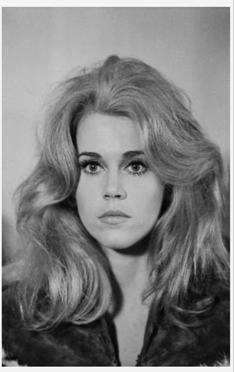 Jane Fonda in the set of her 1967 French film, Metzengerstein. Jane Fonda 60s, Jane Fonda Barbarella, 60s Makeup, French Film, Image Film, Actrices Hollywood, Long Blonde, Jane Fonda, Beauty Icons