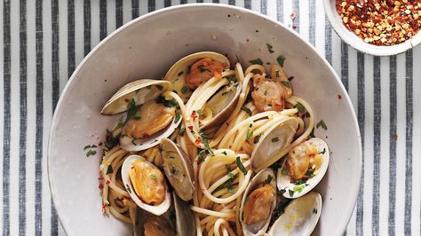 Clams are naturally salty, so taste the finished dish before seasoning with any additional salt. Easy Pasta Recipes Quick, Linguine With Clams, Fresh Herb Recipes, Seafood Pasta Recipes, Romantic Meals, Clam Recipes, Herb Recipes, Healthy Meals For Two, Spaghetti Recipes