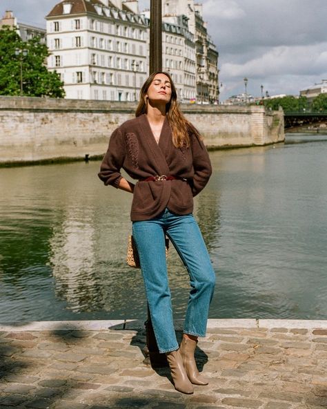 Rouje Paris on Instagram: “Chasing the Parisian sun… 🌤️ While wearing the gorgeous Martina cardigan, it can be worn as a jacket when it’s still warm 🍂 “With the…” Parisienne Chic, Cold Weather Outfit, Fall Wardrobe Essentials, Jeanne Damas, Cold Weather Outfits, Parisian Chic, Summer Fashion Outfits, Fall Wardrobe, Parisian Style