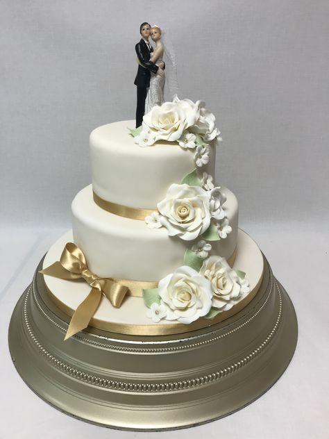 Flower Cascade, Classic Style Wedding, Wedding Cake Simple Elegant, 2 Tier Wedding Cakes, Cake Simple, Small Wedding Cakes, Simple Elegant Wedding, Simple Wedding Cake, Gold Wedding Cake