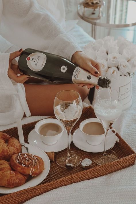 Luxury Breakfast In Bed, Morning Luxury, Breakfast Shot, Luxury Breakfast, Champagne Breakfast, Breakfast Photography, Brides Room, Family Brunch, Hotel Breakfast