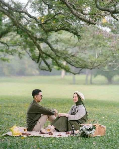 Priweding Photos Outdoor, Prewedding Piknik, Prawedding Konsep Outdoor, Outdoor Prewedding Ideas, Konsep Prewedding Outdoor, Pose Prewedding Outdoor, Pre Nup Photoshoot, Prewed Outdoor, Prenuptial Photoshoot