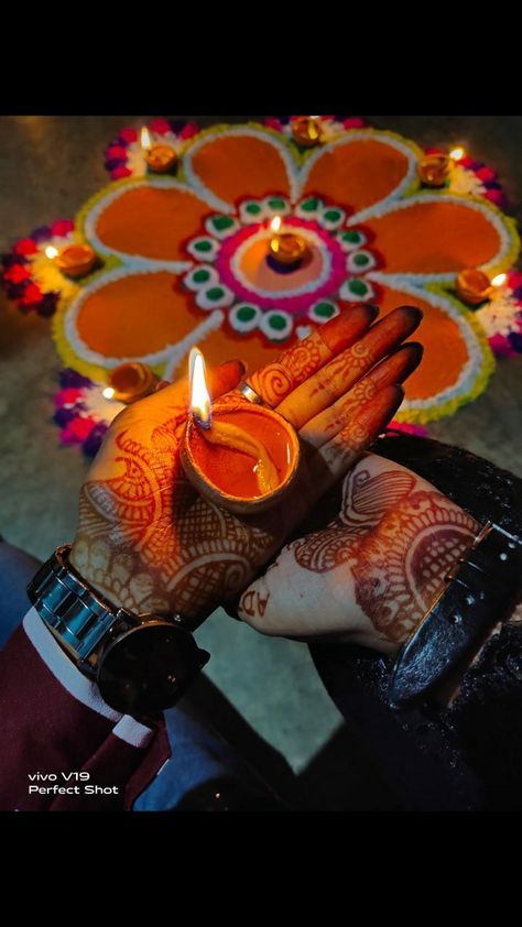 Diwali Couple Poses With Diya, Diwali Rangoli Photography, Diwali Pics Ideas Couple, Diwali Photo Ideas For Couples, Deepavali Photoshoot Ideas, Diwali Photoshoot Ideas At Home, Diwali Couple Photography, Couple Diwali Poses, Diwali Poses For Couple