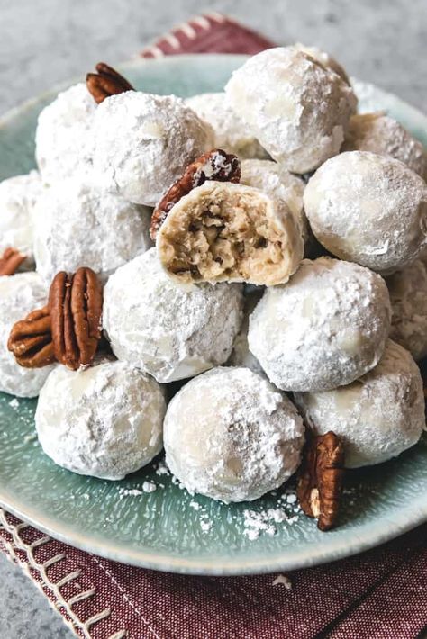 Mexican Wedding Cake Cookies, Russian Teacakes, Mexican Wedding Cookies Recipes, Wedding Cookies Recipe, Russian Tea Cakes, Mexican Wedding Cake, Christmas Cookie Recipes Holiday, Snowball Cookie Recipe, Delicious Christmas Desserts