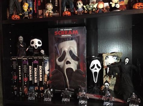 Horror Room Ideas, Horror Movie Room, Horror Bedroom, Retro Room Ideas, Horror Villians, Horror Room, Colorful Room Decor, Wes Craven, Halloween Bedroom