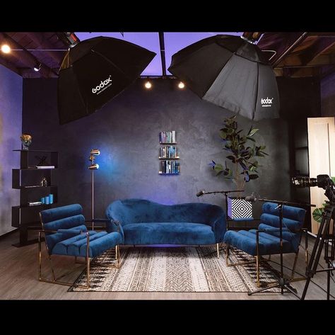 Podcast Setup Design, Podcast Set Up Recording Studio, Youtube Setup Room, Podcast Area Design, Film Studio Office, Content Creator Office Space, Podcast Filming Setup, Video Setup Background, Podcast Design Studio