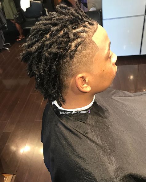 Shanté on Instagram: “#lockingstage #lineup #thursday #shawtyredbarber 💈” Dread Mohawk, Mohawk Dreads, Loc Hairstyles For Men, Fade Mohawk, Dreads Short Hair, Hairstyles For Black Men, Mens Dreadlock Styles, Burst Fade Mohawk, Lock Styles