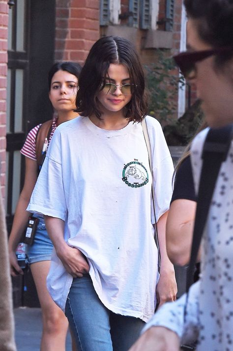 September 21: Selena on set of a movie in New York, NY Selena Gomez Street Style, Selena Gomez Short Hair, Selena Gomez Hair, Selena Gomez Outfits, Selena Gomez Style, Penteado Cabelo Curto, Face Reference, Grunge Hair, 로고 디자인