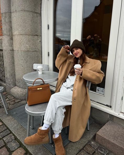 How To Style Sweatpants, Amsterdam Outfit, Sweatpants Outfit Ideas, Uggs Outfits, Outfit With Uggs, Pernille Teisbaek, Ugg Boots Outfit, Sweatpants Outfits, Cute Thanksgiving Outfits