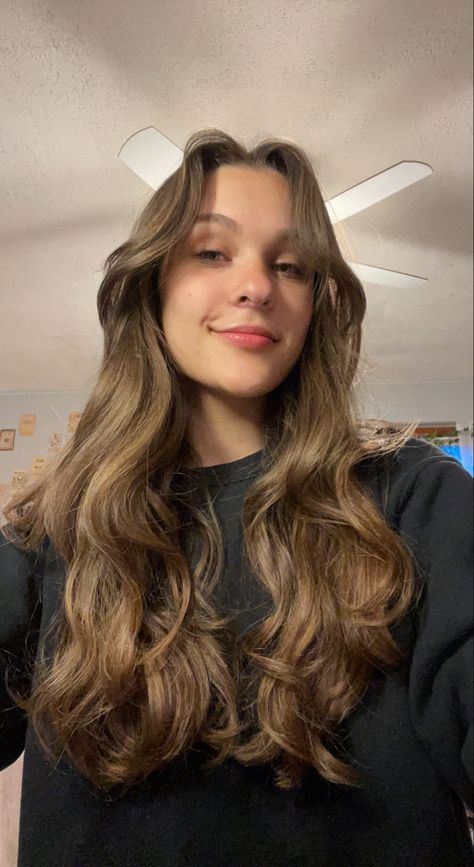 hair inspo, hair cut, ideas, layers, wavy hair, aesthetic, natural hair, curtain bangs 2023 Short Haircuts, Short Hair Transformation, Makeover Madness, Frizzy Wavy Hair, Wavy Layered Hair, Hair Cuts Medium, Bangs Wavy, Bangs Wavy Hair, Brown Wavy Hair