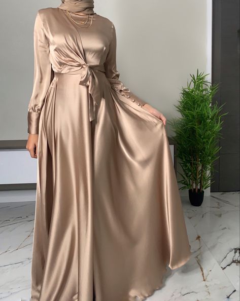 Islamic Fashion Dresses, Soiree Dress, Mode Abaya, Women Dresses Classy, Modest Bridesmaid Dresses, Modesty Fashion, Muslim Fashion Dress, Muslim Fashion Outfits, Muslimah Fashion Outfits