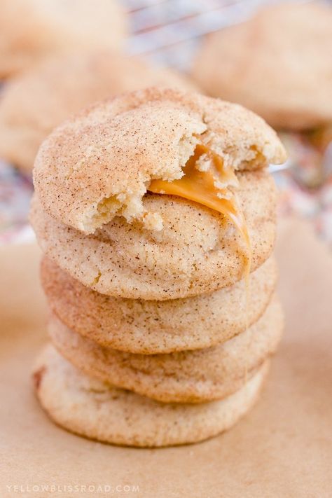 Caramel Stuffed Snickerdoodle Cookies take your favorite, classic cookie to a whole other level. They are super soft with a caramel surprise in the middle. Stuffed Snickerdoodles, Snickerdoodle Cookies Easy, Gooey Caramel, Snickerdoodle Recipe, Cookies Gluten Free, Snickerdoodle Cookies, Snickerdoodle Cookie Recipes, Best Christmas Cookies, Delicious Cookie Recipes