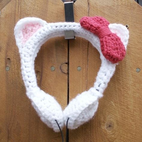 Crochet headphone cover Kitty Headphones, Hello Kitty Headphones, Headphone Cover, Hello Kitty Crochet, Kawaii Crochet, Crochet Fashion Patterns, Fun Crochet Projects, Hello Kitty Items, Diy Crochet Projects