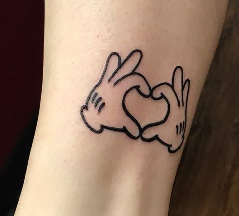 Mickey hands <3 tattoo 7/15/18 by Ian Efrom at Little Vinnies Tattoos Mickey Hands Tattoo, Disney Foot Tattoo, Disney Henna, Hena Designs, 90s Tattoos, Mickey Hands, Nostalgic 90s, Simple Henna Tattoo, 3 Tattoo