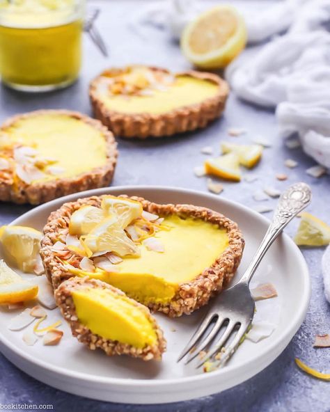 Bo’s Kitchen 🌱 auf Instagram: „All this sunshine has me craving these lemon coconut tarts! 🍋✨ Raw buckwheat crust filled with a super tangy and smooth lemon and coconut…“ Lemon And Coconut, Lemon Tarts, Coconut Tart, Quick Dessert, Desserts With Biscuits, Lemon Coconut, Lemon Rind, Lemon Tart, Quick Desserts