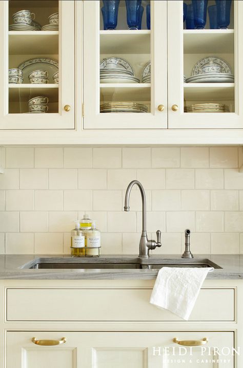 Kitchen Hardware Ideas. Brass Hardware. White kitchen cabinet with brass hardware. Have you ever wondered if it’s okay to mix finishes in a kitchen?  Here, the brass stands out and make the off-white cabinet appears even creamier. The brushed nickel faucet compliments the honed gray countertop.  Mixing metals in a kitchen creates a visual interest and adds warmth. My advice if that you keep the finishes consistent and don’t mix more than three kind of metals. #KitchenHardware #BrassHardware White Kitchen Cabinets With Brass Hardware, White Kitchen Cabinet Handles, Brass Kitchen Hardware, White Kitchen Cupboards, White Kitchen Cabinet, Hardware Ideas, White Kitchen Table, Off White Kitchens, Classic Kitchen Design