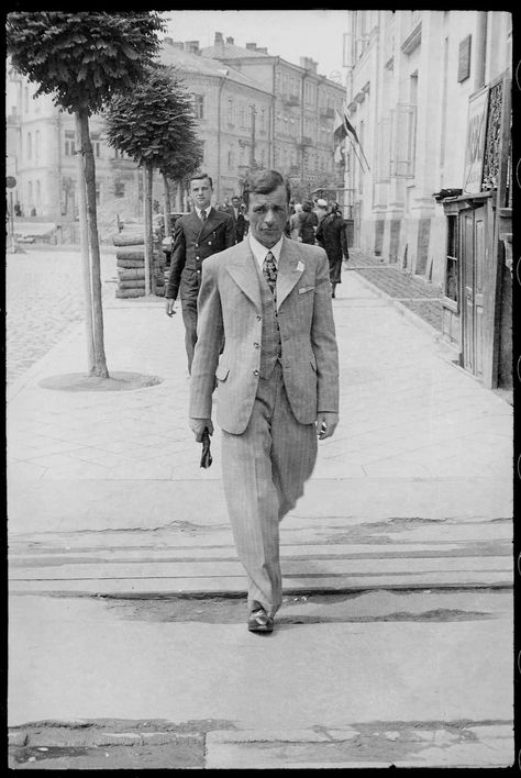 1920 Fashion Male, 1930s Mens Fashion, 20s Men, Male Photoshoot, Nacho Figueras, Pitti Uomo Street Style, 30s Style, Suit Styles, Fashion Displays