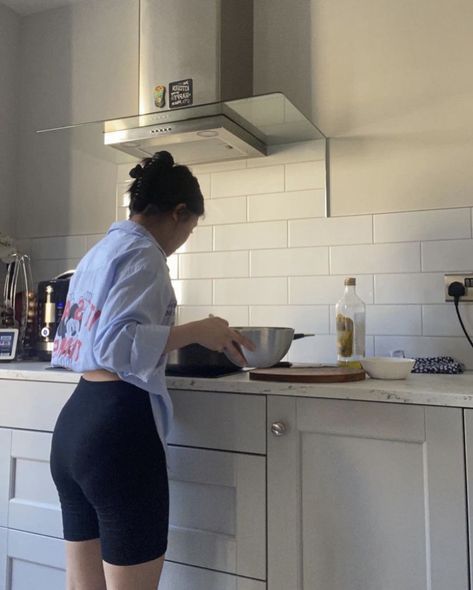 Cooking In Apartment Aesthetic, Women Chef Aesthetic, Wife Cooking Aesthetic, Cooking Mom Aesthetic, Women Cooking Aesthetic, Line Cook Aesthetic, Personal Chef Aesthetic, Woman Cooking Aesthetic, Chef Aesthetic Girl