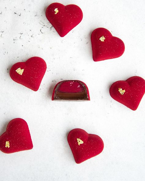 Bonbon Chocolate Recipe, Bon Bon Flavors, Heart Bonbons, Vday Desserts, Bonbon Recipe, Christmas Bonbons, Bonbon Chocolate, Chocolate Bonbons Recipe, Raspberry Champagne