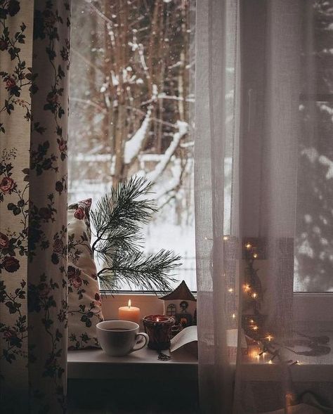 Winter Hygge, Winter Window, Cottage Christmas, Winter Is Here, Winter Magic, Winter Wonder, Christmas Mood, Christmas Aesthetic, Cozy Winter