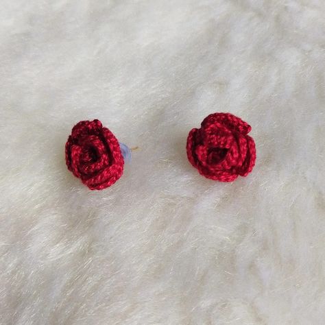 Crochet Earrings Studs, Crochet Heart Earrings, Crochet Stud Earrings, Crochet Boho Bag, Crochet Earrings Pattern, Diy Jewelry Unique, Fancy Jewellery Designs, Fabric Earrings, Handmade Jewelry Earrings