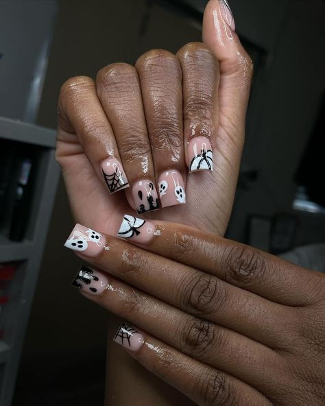 Manicure Ideas No Acrylic, Halloween Birthday Nails Short, Short Hollowed Nails, Spooky Nail Designs Simple, Halloween Short Square Nails, Halloween Nails Designs Short, Pirate Theme Nails, Nail Ideas Hollowen, Halloween Designs Nails