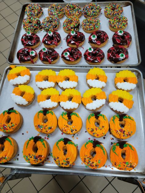 Fall Donuts Decorated, Thanksgiving Donuts Ideas, Fall Donuts, Donut Decorating Ideas, Donut Ideas, Donuts Recipes, Halloween Donuts, Bakery Ideas, Coffee And Donuts