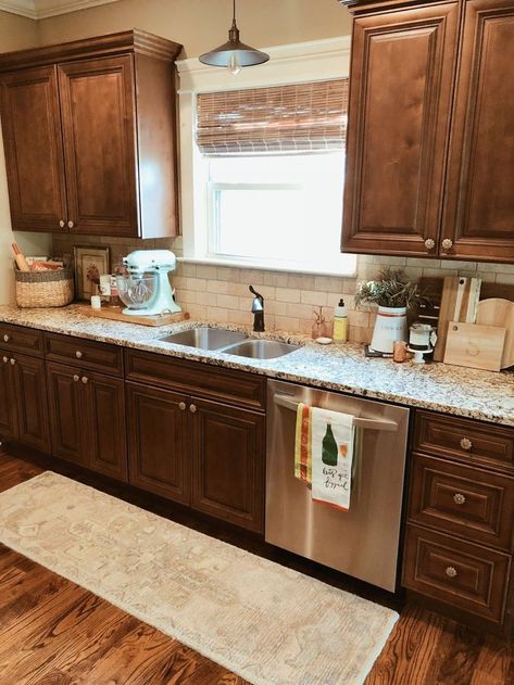 Kitchen Decor With Brown Cabinets, Brown Kitchen Cabinets Decor Ideas, Fall Kitchen Countertop Decor, Kitchen Countertop Design, Countertop Design Ideas, Cabnits Kitchen, Kitchen Remake, Kitchen Countertop Decor Ideas, Dark Brown Kitchen Cabinets